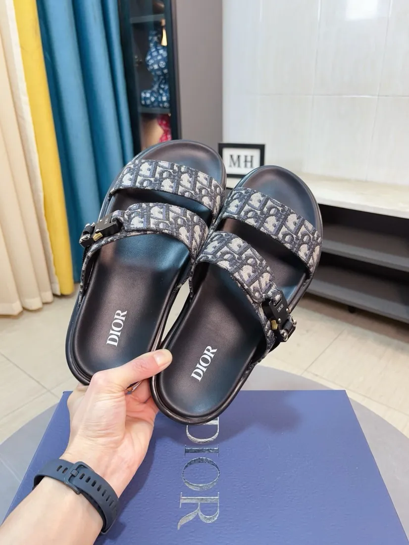 Men's Men's Shoes 💰320🌸🌸Dior Aqua Men's Sandals Slippers. Showcasing Dior haute couture design. The Dior gray suede strap is accented with an aluminum Dior buckle for added style. Paired with a comfortable tonal notch sole, they pair easily with shorts or jeans for a sophisticated look. Main body: suede cow leather, technical fabric lining: cow leather, with adjustable straps, aluminum Dior buckle, Dior gray EVA insole, tonal notch rubber outsole splicing structure👌👌size: 38-44 (45.46 customized)